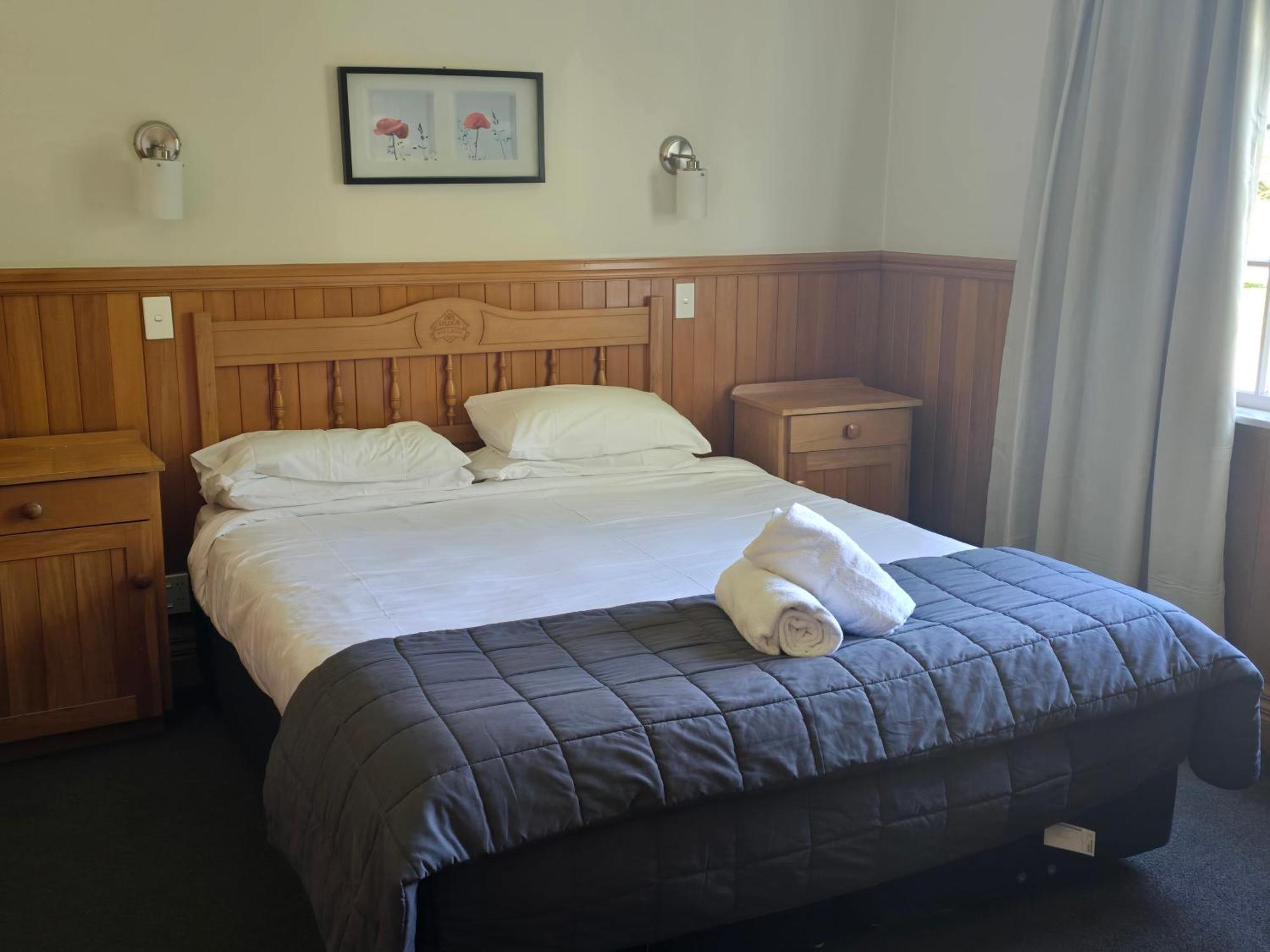 Huka Falls Resort Taupo Exterior photo A bedroom at the hotel