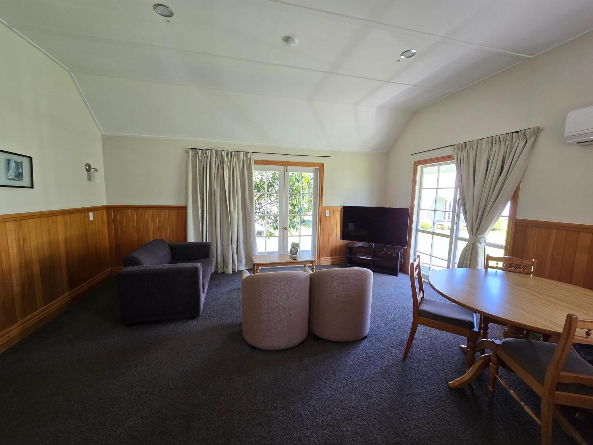 Huka Falls Resort Taupo Exterior photo The lounge of a two-bedroom apartment at the hotel
