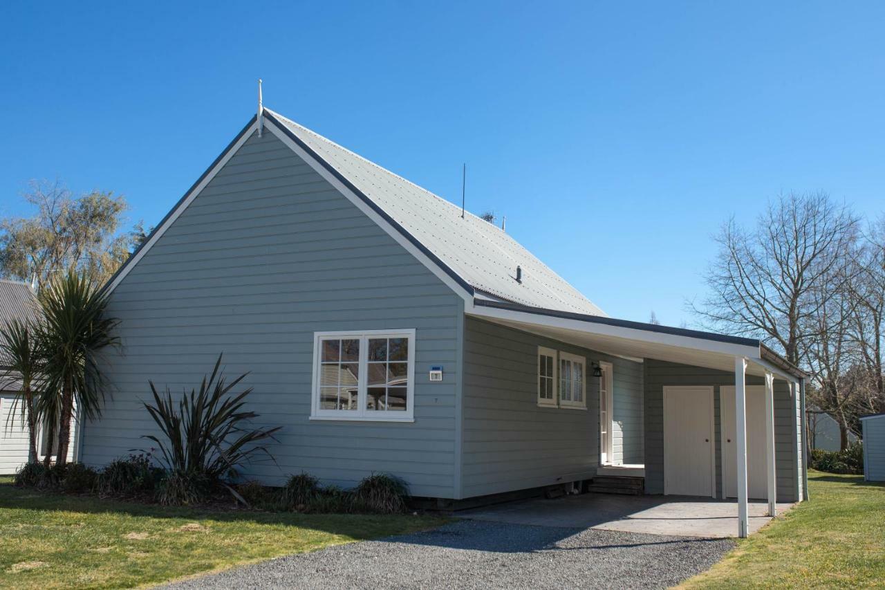 Huka Falls Resort Taupo Exterior photo The former school building at Waimate